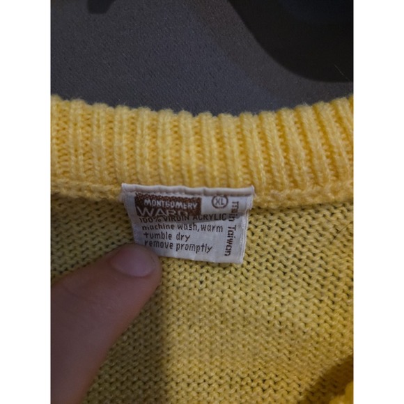 Montgomery Ward Yellow V Neck, Women's XL Sleeveless Sweater Vest, Acrylic - Picture 3 of 5